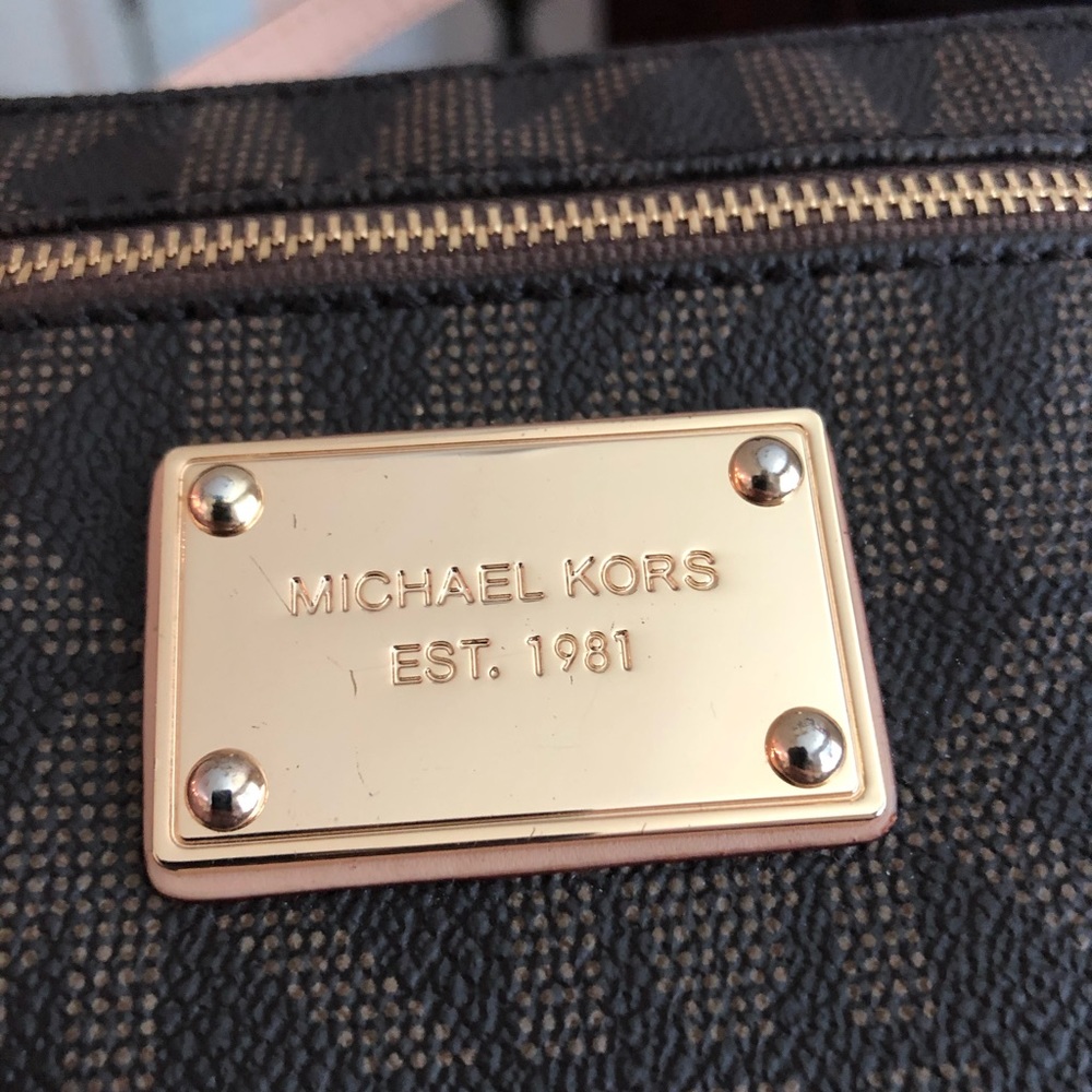MK Michael Kors Wristlet - Picture 6 of 8